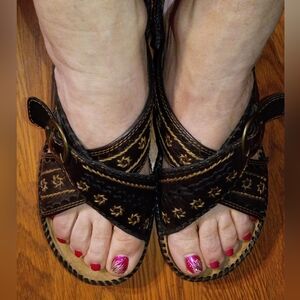 Clarks Brown Embroidered Cross-Strap Sandals #569